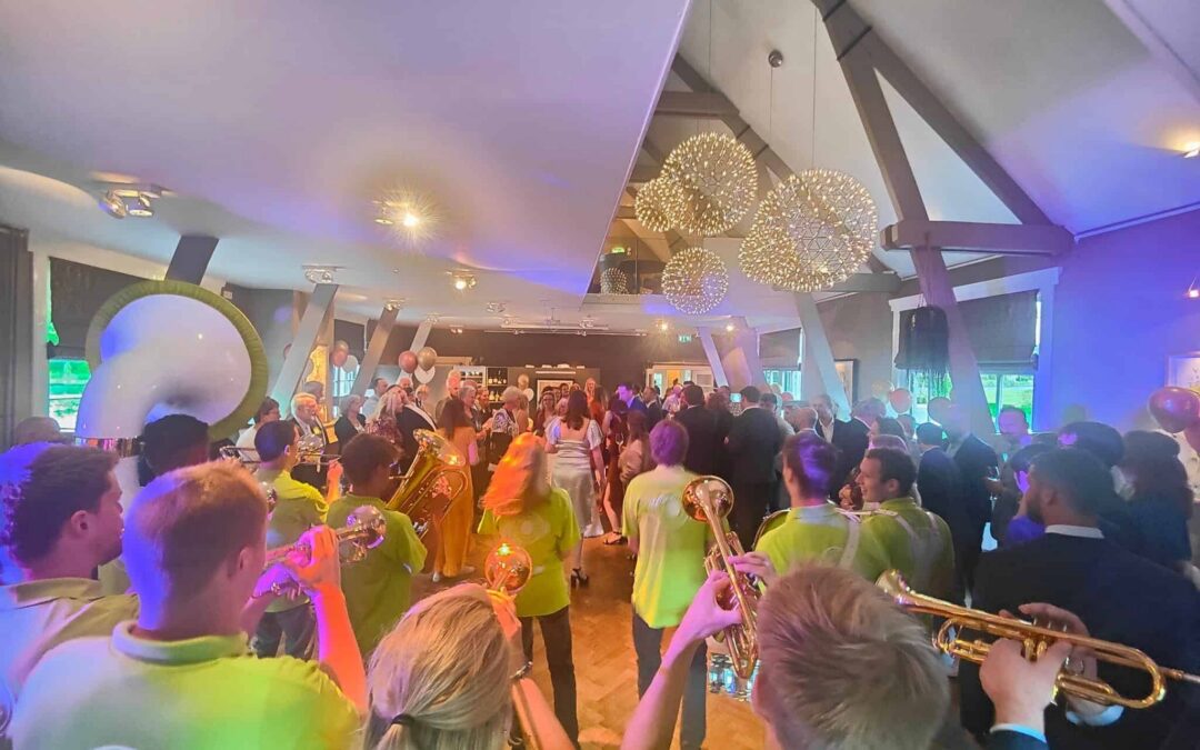 Vrolijke openingsdans op een bruiloft met blaaskapel Redelijk Onverantwoord