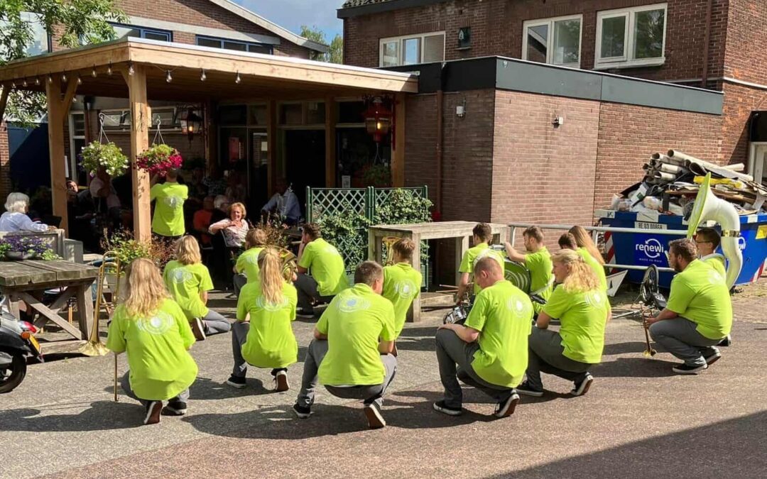 Redelijk Onverantwoord speelt bij Cafe Barrelzz in Voorschoten tijdens een evenement