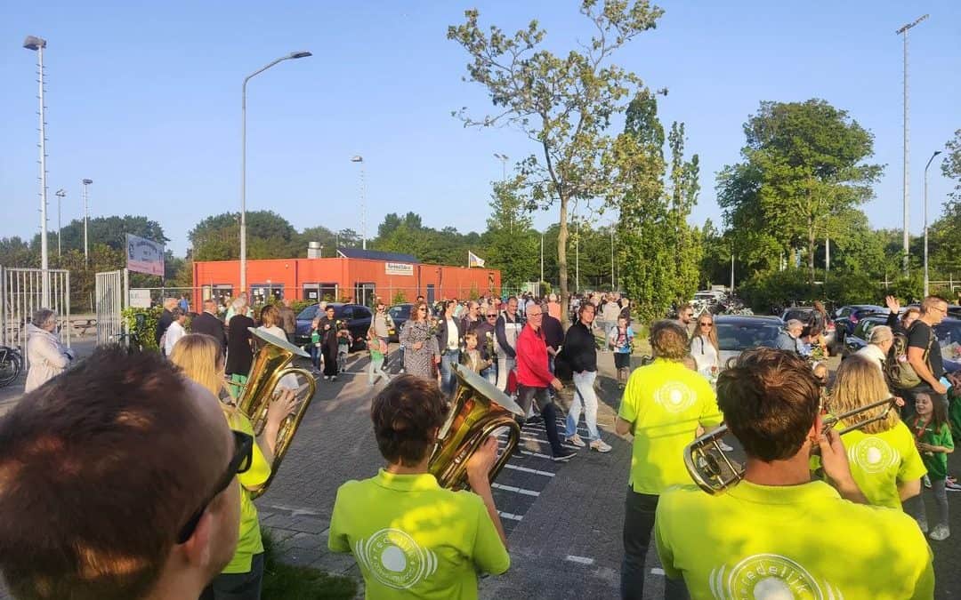 Blaaskapel Redelijk Onverantwoord speelt voor de lopers van de Avondvierdaagse in Voorschoten