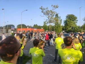 Blaaskapel Redelijk Onverantwoord speelt voor de lopers van de Avondvierdaagse in Voorschoten