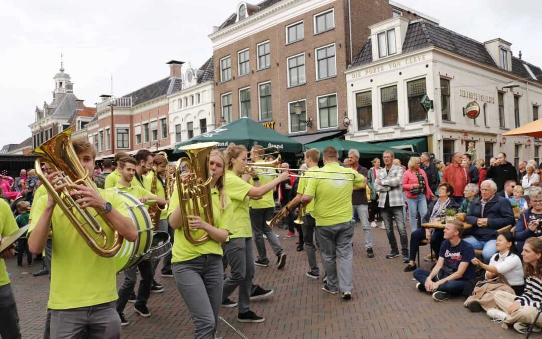 dweilorkest Redelijk Onverantwoord bouwt een groot feest in het centrum van Sneek