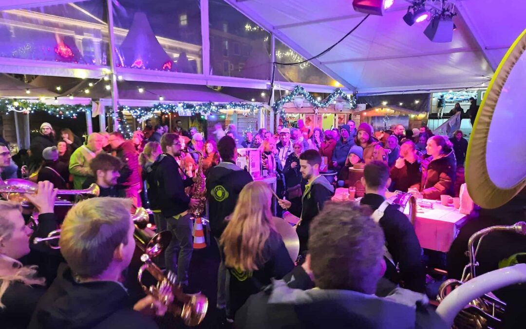 Dweilorkest bij ijsbaan